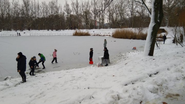 Pericol în parcul Valea Trandafirilor. Câţiva copii s-au aventurat pe gheaţa subţire a lacului (FOTO)