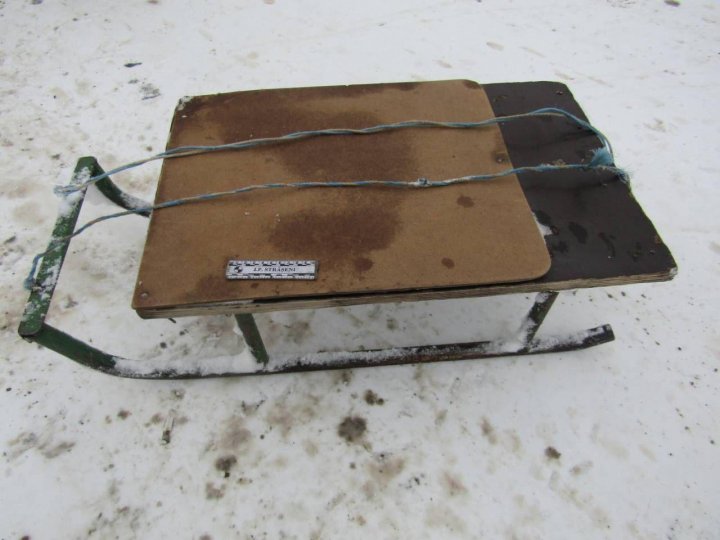 ACCIDENT GRAV la Străşeni. Un copil a intrat cu sania sub roata unei maşini 