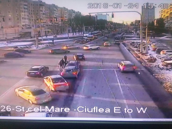 ACCIDENT în centrul Capitalei. Trei mașini, avariate, după ce nu au păstrat distanţa regulamentară în trafic