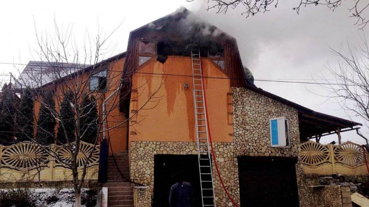 INCENDIU şi ALERTĂ în satul Ratuş, Criuleni. Mai multe echipaje ale pompierilor, la faţa locului (VIDEO/FOTO)