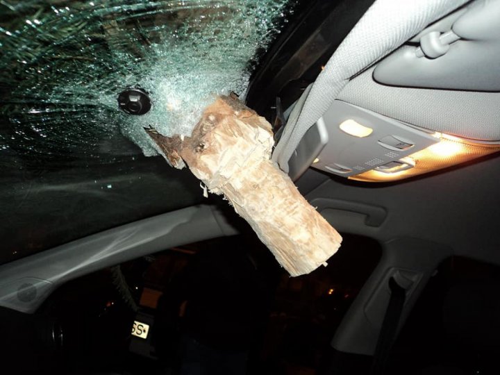 Era să moară în maşină, după ce s-a trezit cu un pom de Crăciun aruncat direct peste el