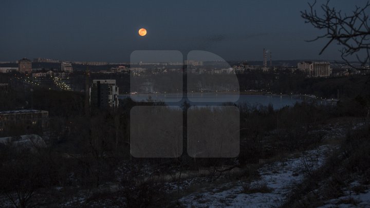 Super Luna albastră sângerie din această seară. Imagini inedite de pe cerul din Chişinău (FOTOREPORT)