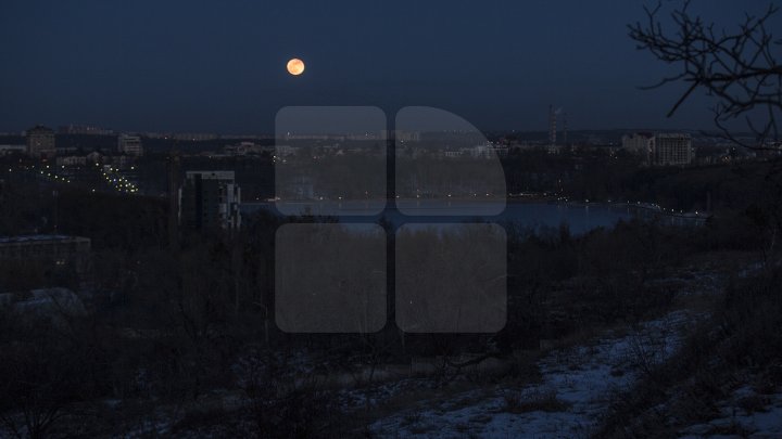 Super Luna albastră sângerie din această seară. Imagini inedite de pe cerul din Chişinău (FOTOREPORT)