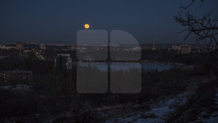 Super Luna albastră sângerie din această seară. Imagini inedite de pe cerul din Chişinău (FOTOREPORT)