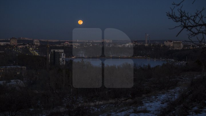 Super Luna albastră sângerie din această seară. Imagini inedite de pe cerul din Chişinău (FOTOREPORT)