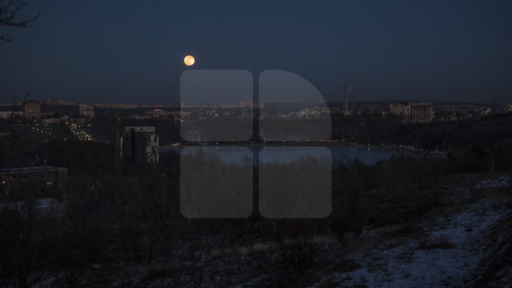 Super Luna albastră sângerie din această seară. Imagini inedite de pe cerul din Chişinău (FOTOREPORT)