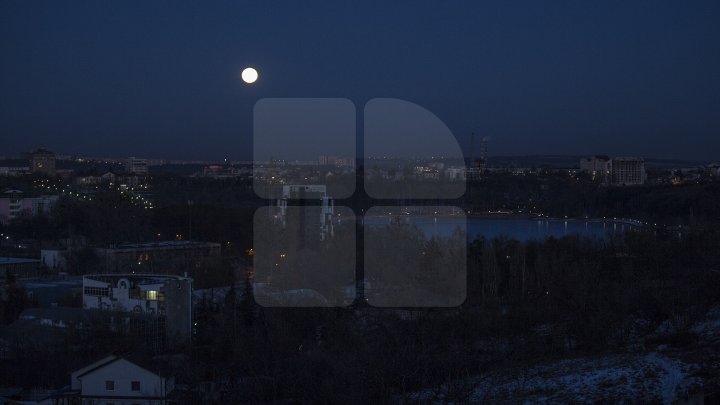 Super Luna albastră sângerie din această seară. Imagini inedite de pe cerul din Chişinău (FOTOREPORT)