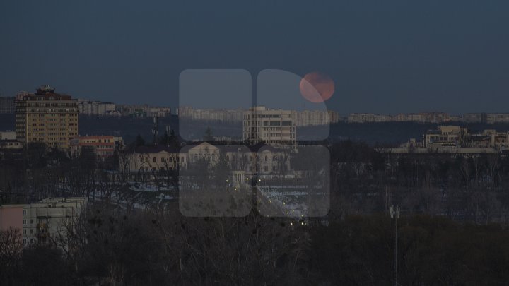 Super Luna albastră sângerie din această seară. Imagini inedite de pe cerul din Chişinău (FOTOREPORT)