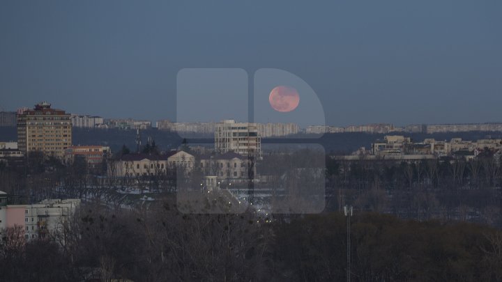 Super Luna albastră sângerie din această seară. Imagini inedite de pe cerul din Chişinău (FOTOREPORT)