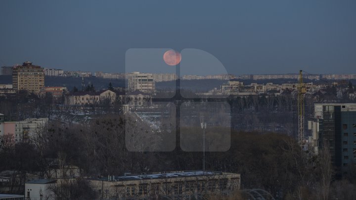 Super Luna albastră sângerie din această seară. Imagini inedite de pe cerul din Chişinău (FOTOREPORT)