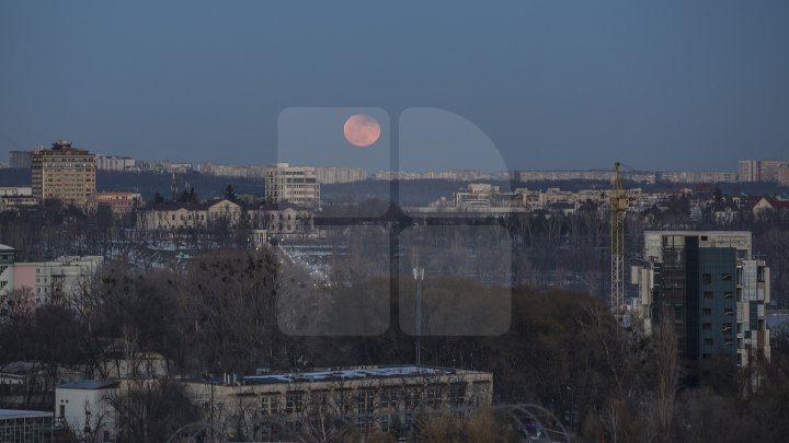 Super Luna albastră sângerie din această seară. Imagini inedite de pe cerul din Chişinău (FOTOREPORT)