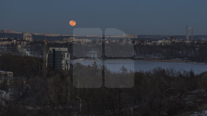 Super Luna albastră sângerie din această seară. Imagini inedite de pe cerul din Chişinău (FOTOREPORT)