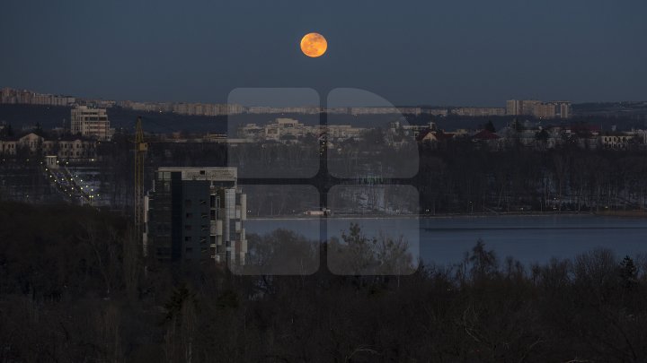 Super Luna albastră sângerie din această seară. Imagini inedite de pe cerul din Chişinău (FOTOREPORT)