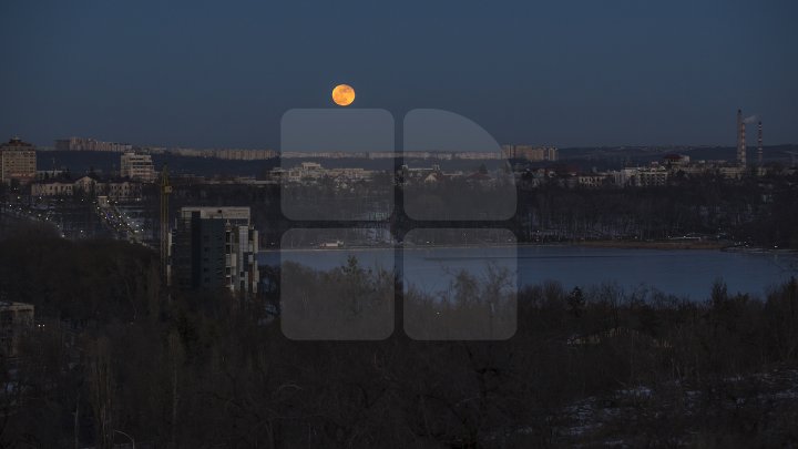 Super Luna albastră sângerie din această seară. Imagini inedite de pe cerul din Chişinău (FOTOREPORT)