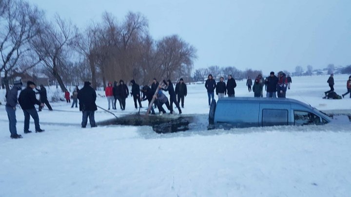 IMAGINI INCREDIBILE la Sângerei! O maşină a căzut sub gheaţa unui lac 