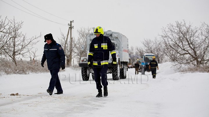 Se circulă fără dificultăţi pe toate drumurile naţionale. 150 de localităţi rămân în continuare fără curent