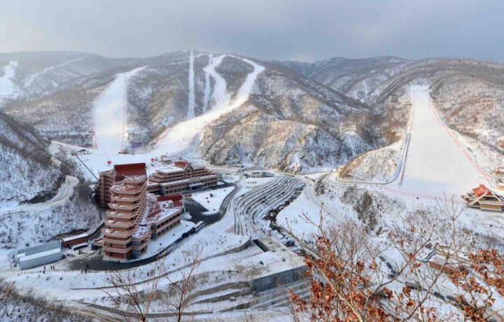 Cum arată stațiunea de lux din Coreea de Nord, considerată comoara elvețiană a lui Kim Jong-un (VIDEO)