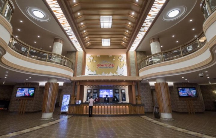 Cum arată stațiunea de lux din Coreea de Nord, considerată comoara elvețiană a lui Kim Jong-un (VIDEO)