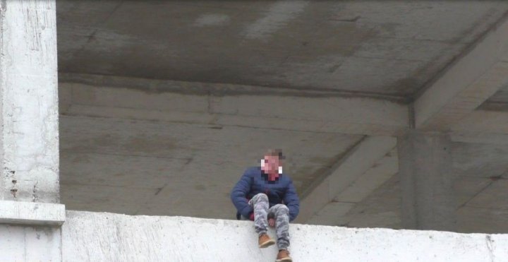 Panică la Orhei. Un tânăr a ameninţat că se aruncă de pe o clădire nefinisată (FOTO)