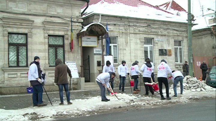 Susţinătorii lui Şor i-au dat o lecţie Maiei Sandu. Au curățat trotuarul de zăpadă și gheață din faţa sediului PAS