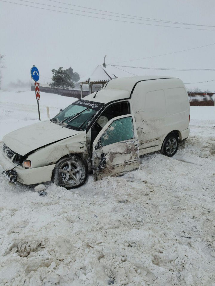 Accident violent la Peresecina. O persoană, rănită (FOTO)