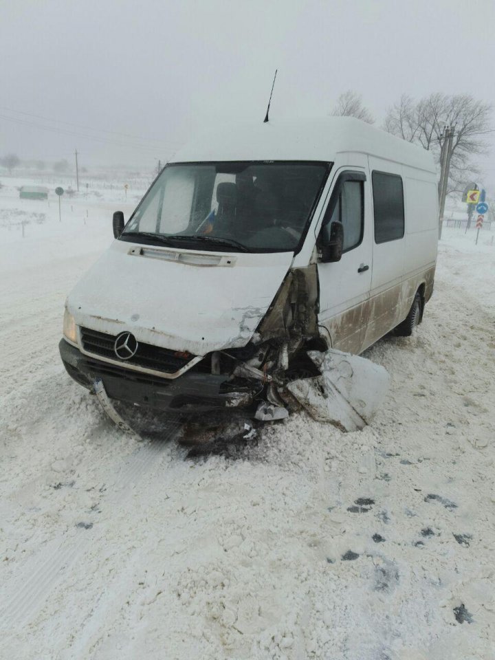 Accident violent la Peresecina. O persoană, rănită (FOTO)