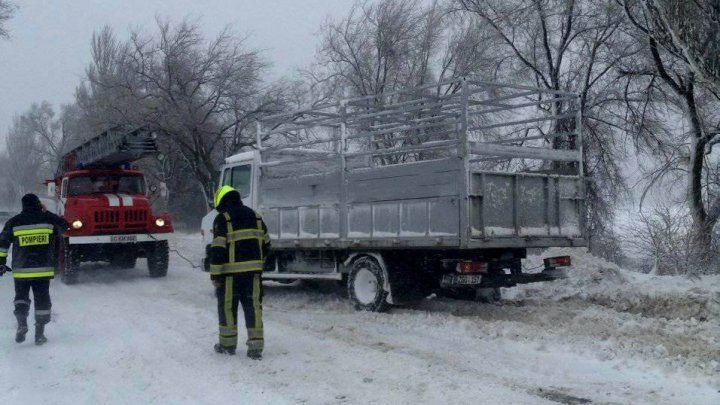 MISIUNE GREA. Intervenţia salvatorilor pe drumurile naţionale în IMAGINI DE NEDESCRIS