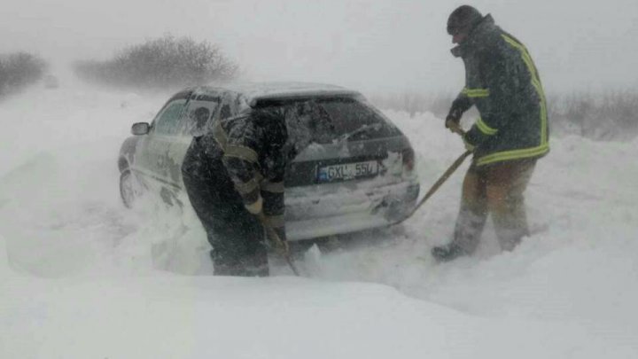 MISIUNE GREA. Intervenţia salvatorilor pe drumurile naţionale în IMAGINI DE NEDESCRIS