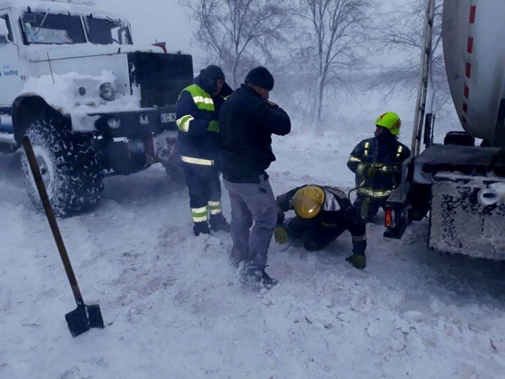 MISIUNE GREA. Intervenţia salvatorilor pe drumurile naţionale în IMAGINI DE NEDESCRIS