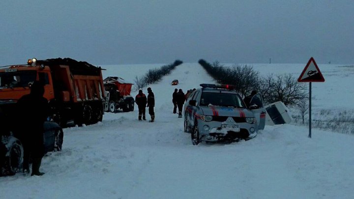 MISIUNE GREA. Intervenţia salvatorilor pe drumurile naţionale în IMAGINI DE NEDESCRIS