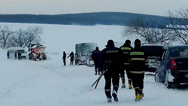 MISIUNE GREA. Intervenţia salvatorilor pe drumurile naţionale în IMAGINI DE NEDESCRIS