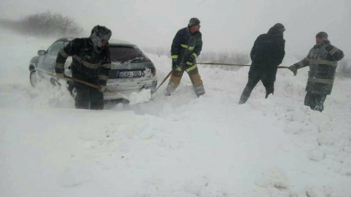 Se circulă fără dificultăţi pe toate drumurile naţionale. 150 de localităţi rămân în continuare fără curent