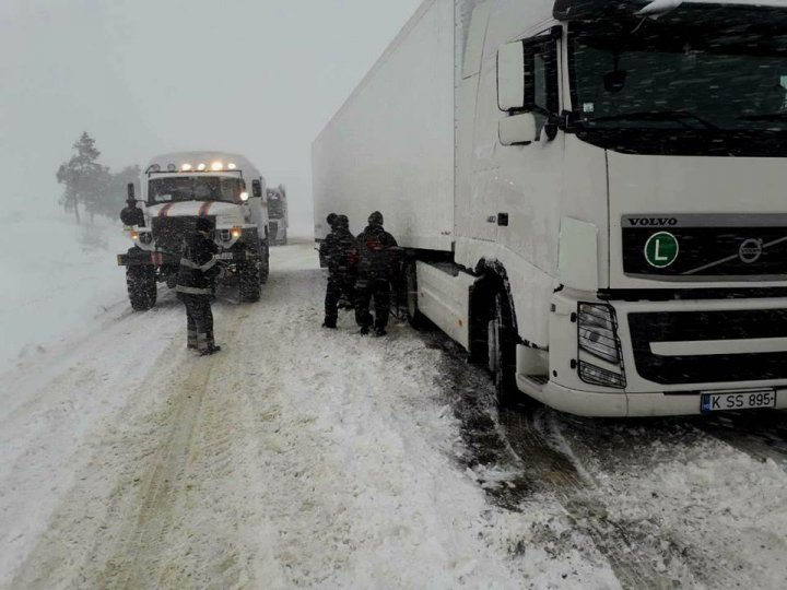 MISIUNE GREA. Intervenţia salvatorilor pe drumurile naţionale în IMAGINI DE NEDESCRIS