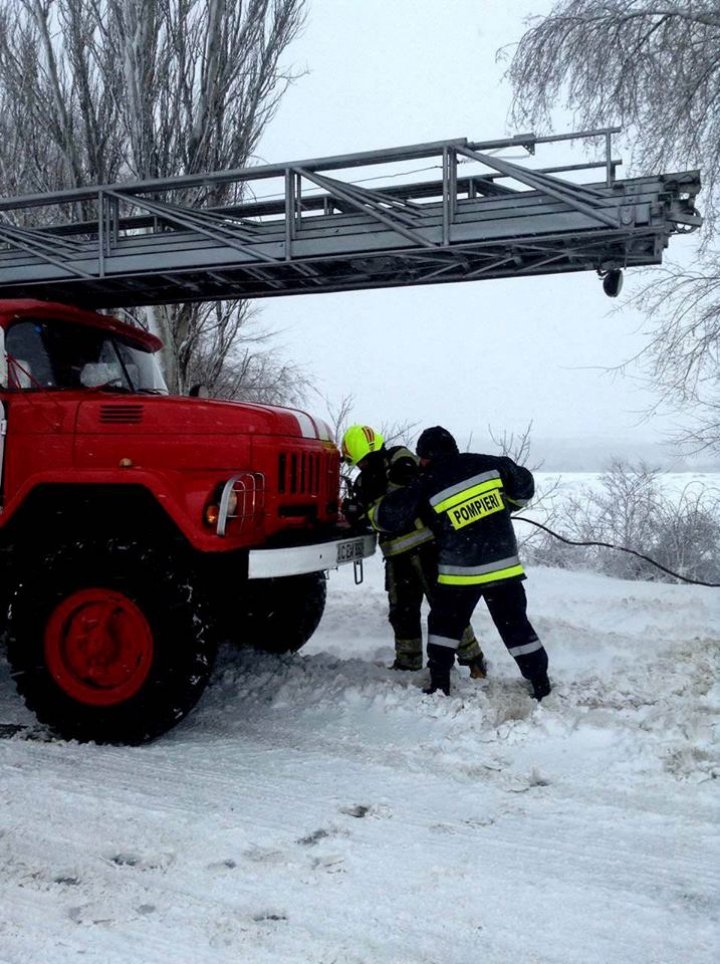 MISIUNE GREA. Intervenţia salvatorilor pe drumurile naţionale în IMAGINI DE NEDESCRIS