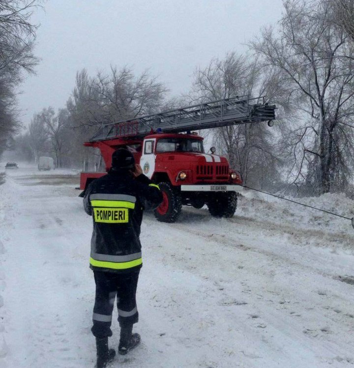 MISIUNE GREA. Intervenţia salvatorilor pe drumurile naţionale în IMAGINI DE NEDESCRIS