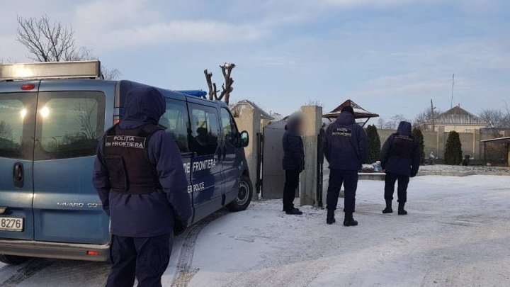 PERCHEZIŢII în nordul ţării. Ce au găsit poliţiştii de frontieră acasă la trei moldoveni (VIDEO)