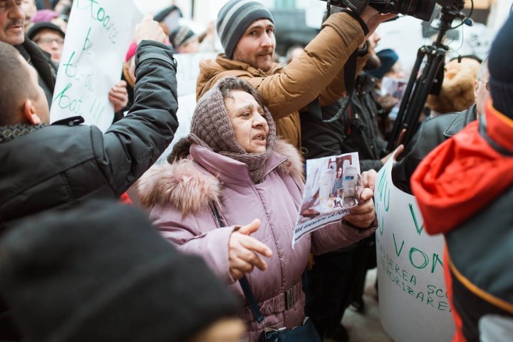 Protest la sediul PAS. Peste 400 de oameni și susținători ai Partidului ȘOR au organizat un flash-mob fiind nemulțumiți de activitatea Maiei Sandu