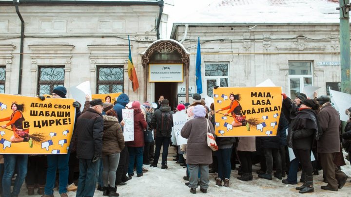 Protest la sediul PAS. Peste 400 de oameni și susținători ai Partidului ȘOR au organizat un flash-mob fiind nemulțumiți de activitatea Maiei Sandu