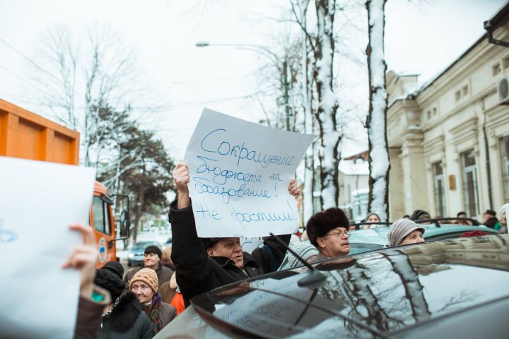 Protest la sediul PAS. Peste 400 de oameni și susținători ai Partidului ȘOR au organizat un flash-mob fiind nemulțumiți de activitatea Maiei Sandu