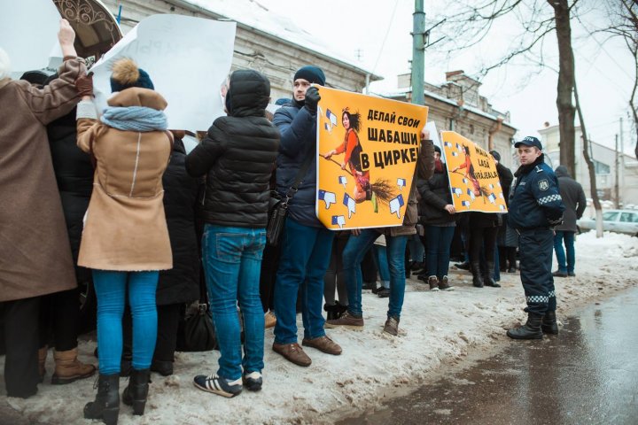 Protest la sediul PAS. Peste 400 de oameni și susținători ai Partidului ȘOR au organizat un flash-mob fiind nemulțumiți de activitatea Maiei Sandu