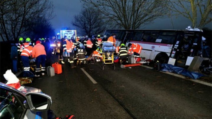 CARNAGIU LÂNGĂ PRAGA! Cel puțin trei morți și 45 de răniți, după ce un autobuz s-a ciocnit de o mașină (FOTO/VIDEO)