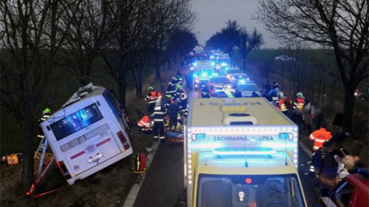 CARNAGIU LÂNGĂ PRAGA! Cel puțin trei morți și 45 de răniți, după ce un autobuz s-a ciocnit de o mașină (FOTO/VIDEO)