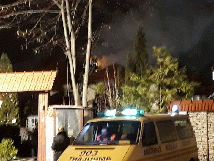 INCENDIU DE AMPLOARE în Chișinău! Două persoane au fost transportate la spital cu arsuri grave la mâini 