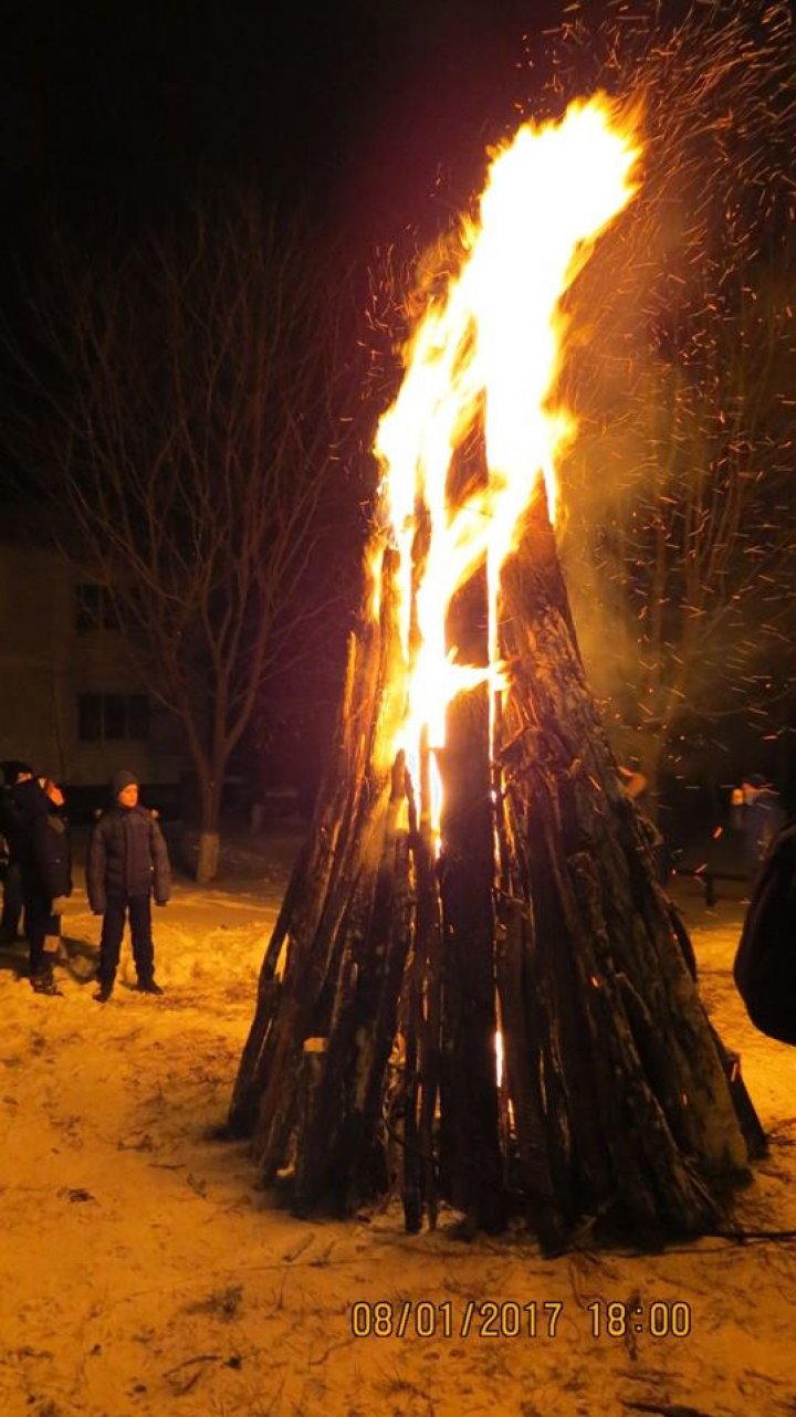 Tradiţii păstrate cu sfinţenie la Măgdăceşti: Localnicii au aprins un foc de tabără, au colindat şi s-au delectat cu vin fiert (FOTO/VIDEO)