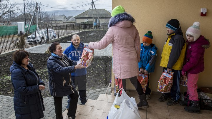 Daruri de peste ocean. 23 de familii defavorizate vor avea o masă de Crăciun plină cu bunătăți (FOTOREPORT)