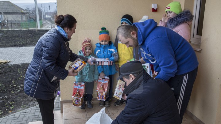 Daruri de peste ocean. 23 de familii defavorizate vor avea o masă de Crăciun plină cu bunătăți (FOTOREPORT)