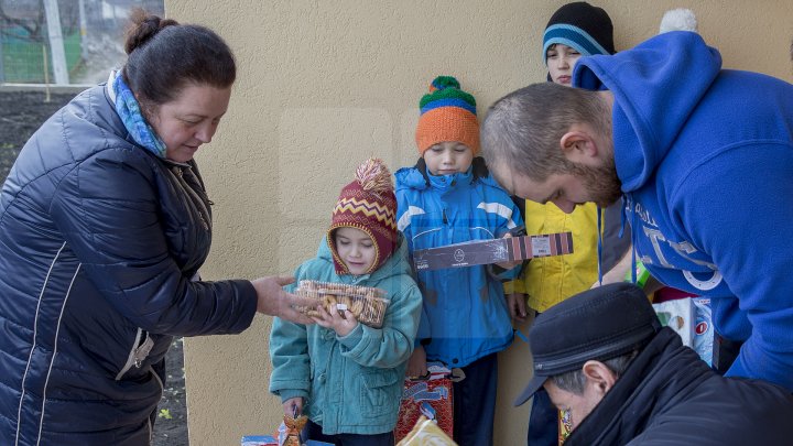 Daruri de peste ocean. 23 de familii defavorizate vor avea o masă de Crăciun plină cu bunătăți (FOTOREPORT)