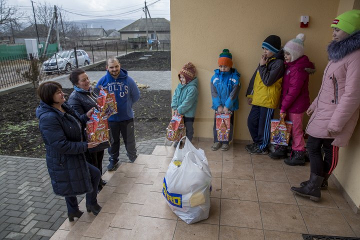 Daruri de peste ocean. 23 de familii defavorizate vor avea o masă de Crăciun plină cu bunătăți (FOTOREPORT)