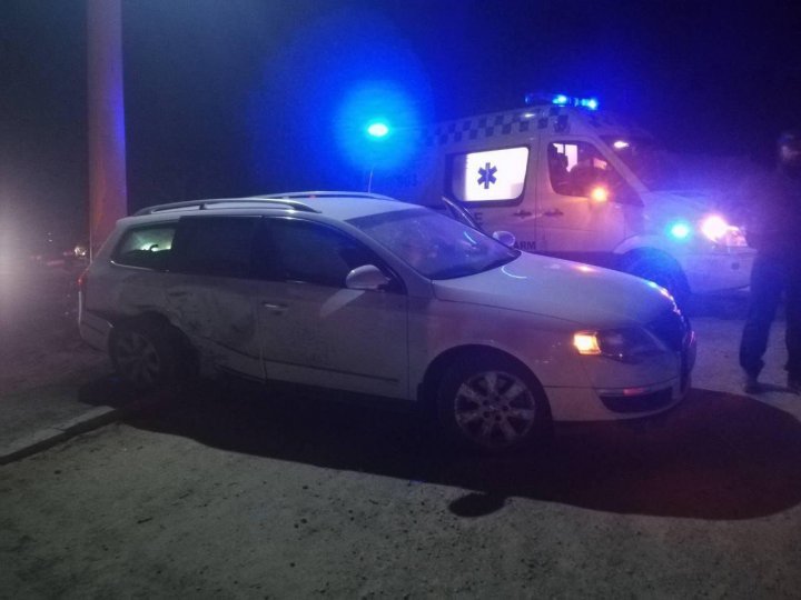 ÎNCĂ UN ACCIDENT PE ŞOSEAUA CHIŞINĂU - ANENII NOI. Două maşini s-au lovit violent (FOTO)