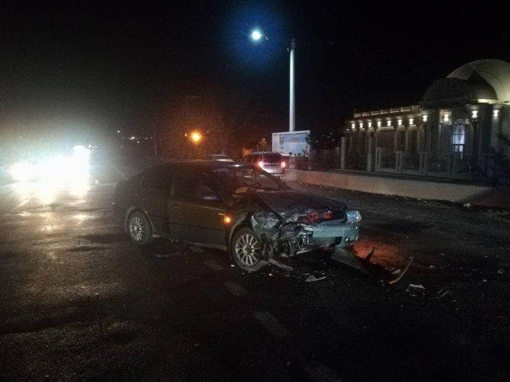 ÎNCĂ UN ACCIDENT PE ŞOSEAUA CHIŞINĂU - ANENII NOI. Două maşini s-au lovit violent (FOTO)